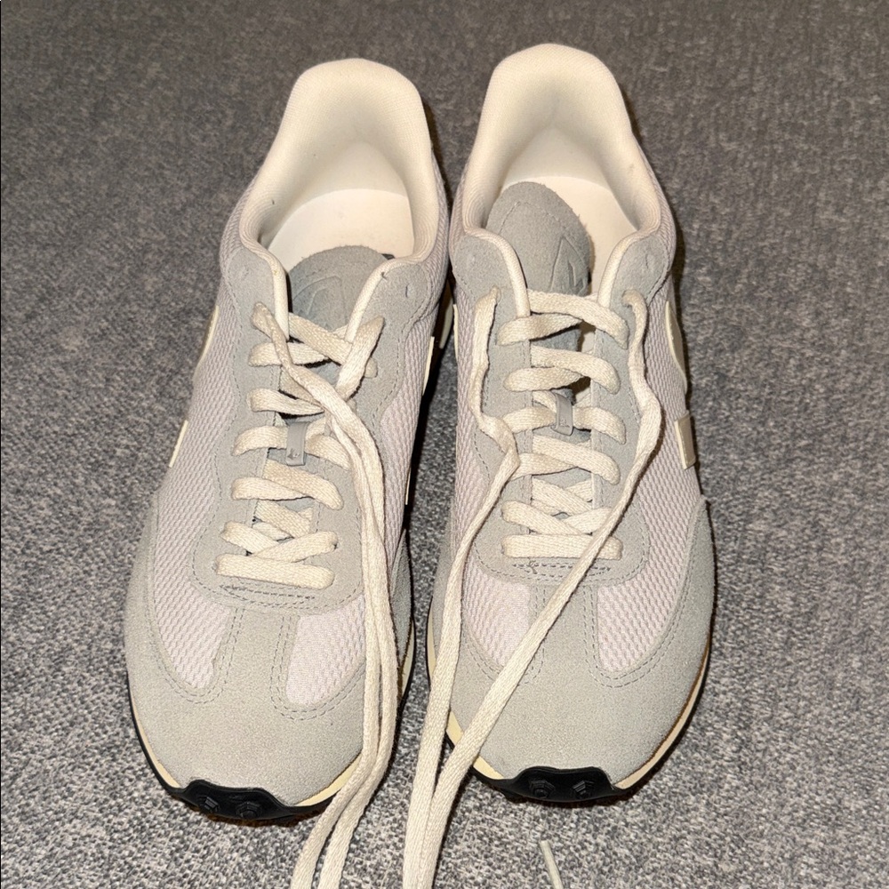 Veja Men's Sneakers in Light Gray and Cream